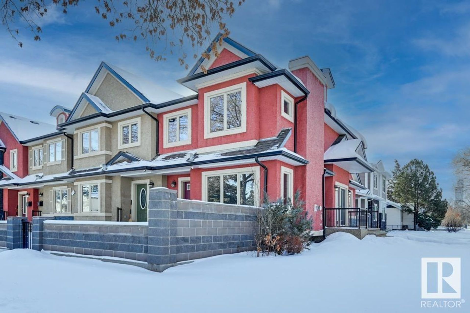 Upgraded no condo fee Townhome in Spruce Avenue The Esposito Real