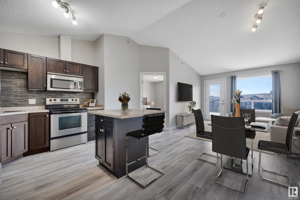 Top floor 2 bed/2 bath condo in South Terwillegar. The Esposito Real